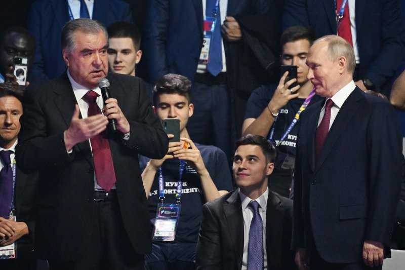 Эмомали Рахмон обсудил с Владимиром Путиным отношения Таджикистана и России