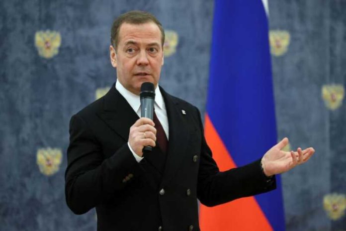 medvedev-predlozhil-zapretit-vozvrashhenie-vydvorennyh-za-prestuplenija-migrantov-v-rossiju-c7a5d5e.jpg