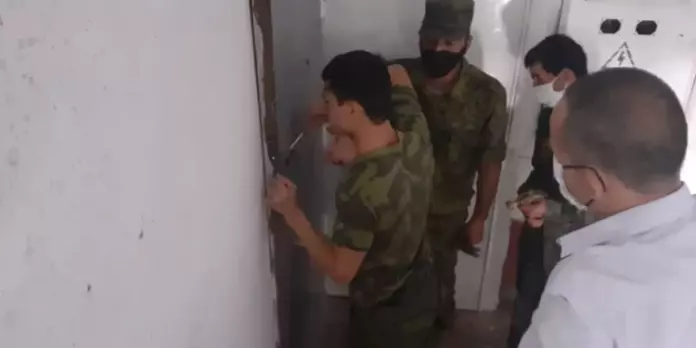kchs-spasateli-dushanbe-deblokirovali-zheleznuju-dver-i-vyzvolili-treh-maloletnih-detej-12375ca.webp