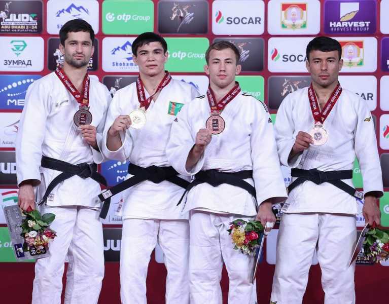 Сборная Таджикистана начала домашний турнир с трех медалей