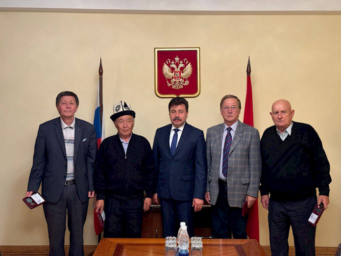 prezident-rossii-vputin-vruchil-medali-chetverym-kyrgyzstancam-uchastvovavshim-v-stroitelstve-bama-d9f6ff3.png