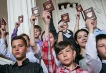 Детей мигрантов, получающих гражданство России, обяжут приносить присягу с 14 лет