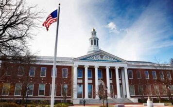 Минобразования США заявило о приостановке финансирования университета №1 в мире