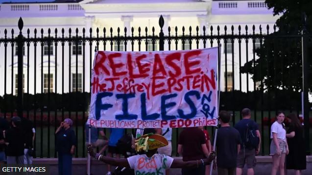 Имя Трампа появилось в деле Эпштейна: Белый дом назвал сообщения фейком, но потом это признал