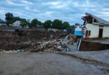 После сильных дождей в Таджикистане произошли оползень и селевые потоки в трёх районах