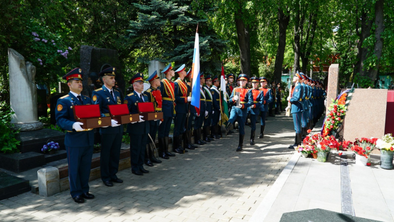 В Москве прошла церемония передачи капсул с землёй с могил Нусратулло Махсума и Шириншо Шотемура