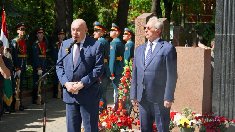 В Москве прошла церемония передачи капсул с землёй с могил Нусратулло Махсума и Шириншо Шотемура