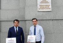 В Душанбе наградили граждан, спасших двух женщин