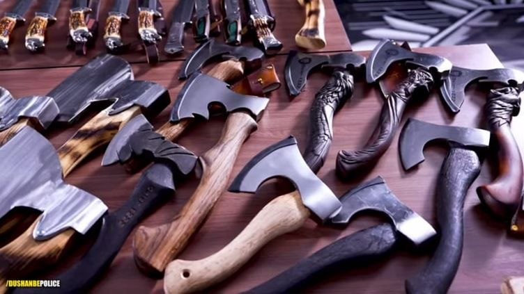 В Душанбе мужчину арестовали на 10 суток после изъятия 103 единиц холодного оружия