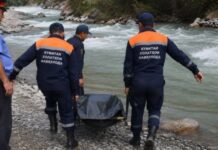 Спасатели обнаружили в Зарафшоне тело мужчины, пропавшего после падения автомобиля в реку